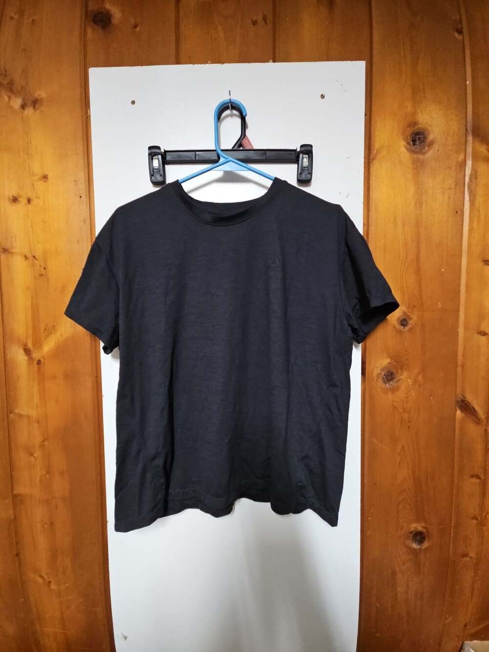 (388) Reebok T-Shirt Size M Black Athletic Short Sleeve